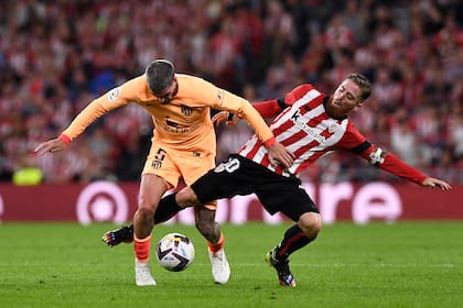 Iker Muniain en un partido ante el Atlético de Madrid; en la acción, ante Rodrigo De Paul