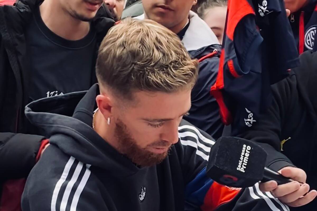 Iker Muniain firma autógrafos a los hinchas de San Lorenzo en las calles de Buenos Aires