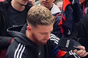 Iker Muniain firma autógrafos a los hinchas de San Lorenzo en las calles de Buenos Aires