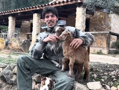 Iker transformó de manera radical su estilo de vida al abandonar la ciudad para instalarse en una casa oculta entre las montañas