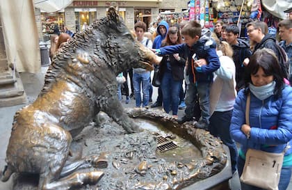 La obra Il Porcellino está en el Mercato Nuovo en Florencia, Italia.