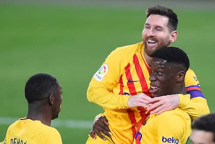 Ilaix Moriba junto a Lionel Messi, en Barcelona. El juvenil mediocampista serpa traspasado a Leipzig en las próximas horas