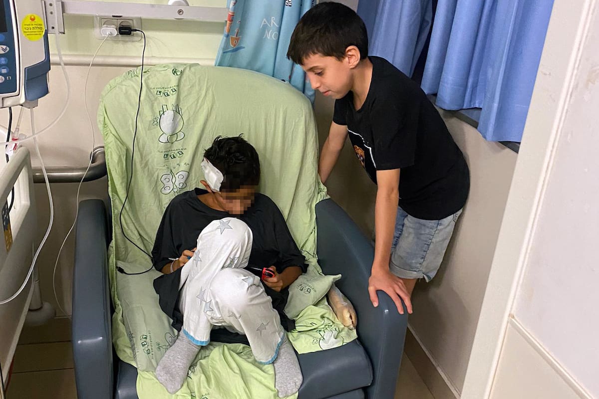 Ilan, de 8 años, sobreviviente de la masacre del kibutz Be'eri, juego junto a un hijo del doctor Glatstein