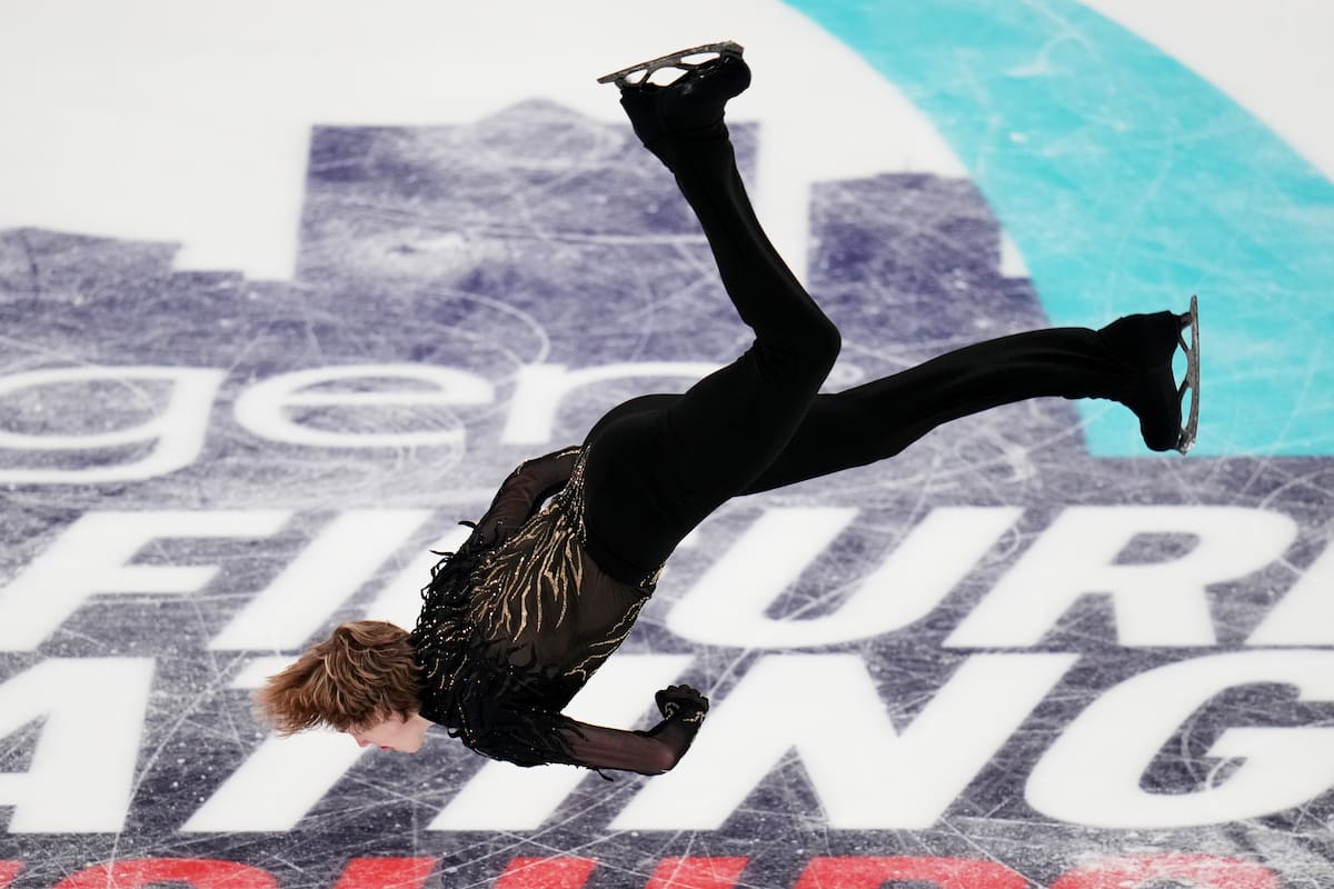 Ilia Malinin, en plena ejecución del mortal hacia atrás y haciendo explotar al estadio en los Juegos Olímpicos Milano-Cortina (AP Foto/Jeff Roberson)