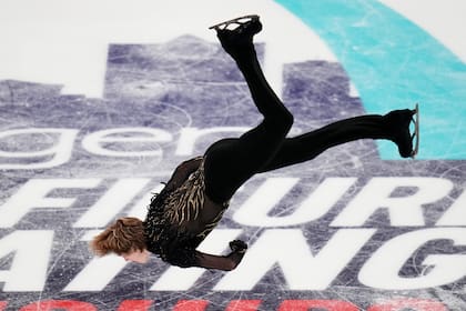 Ilia Malinin, en plena ejecución del mortal hacia atrás y haciendo explotar al estadio en los Juegos Olímpicos Milano-Cortina (AP Foto/Jeff Roberson)