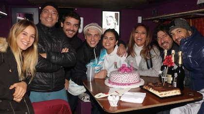 Iliana, rodeada de sus compañeros de Abracadabra