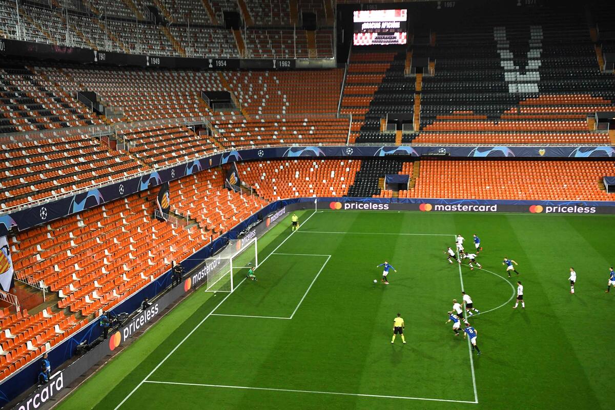 Ilicic (Atalanta) convierte el penal en un estadio de Valencia cerrado al público