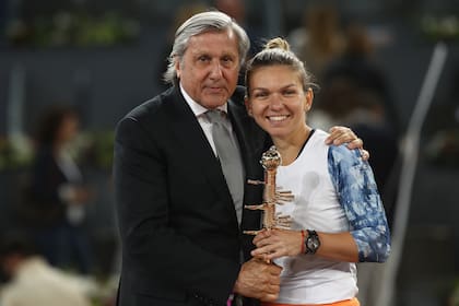 Ilie Nastase, leyenda rumana del tenis, defendió a su compatriota Simona Halep (en la imagen, juntos en Madrid 2017), que dio positivo tras un control antidoping en el último US Open