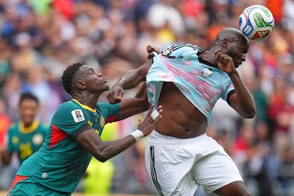 Iliman Ndiaye agarra de la camiseta a Lukaku