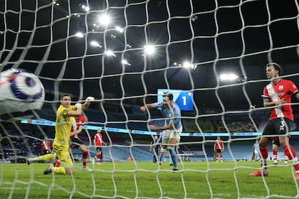Ilkay Gundogan marca el tercero de Manchester City durante el partido por la Premier League inglesa entre el equipo de Guardiola y Southampton en el Etihad Stadium