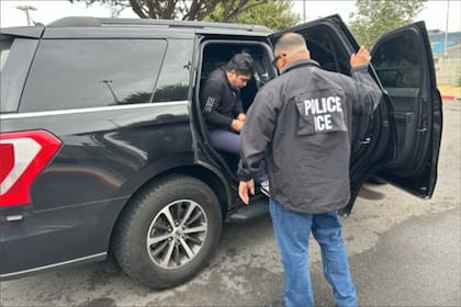 Illinois advirtió que agentes del ICE cambian las matrículas de autos alquilados