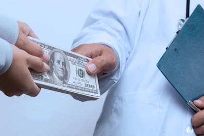Illinois es uno de los primeros estados en abordar la deuda médica, que es una de las principales causas de quiebra de las familias estadounidenses (Freepik)