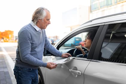 Illinois exige un examen práctico, teórico y de vista para entregar una licencia estándar de conducir (Archivo)