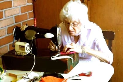 Ilse Buddenberg reactivó su máquina de coser para ayudar elaborando mascarillas para dotar al centro de salud local en tiempos de pandemia