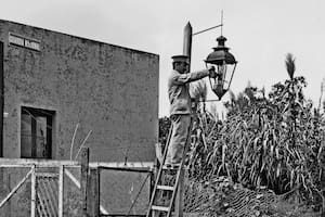 Iluminación a kerosén en el barrio de Lugano. circa 1916. Gentileza Ediciones de la Antorcha