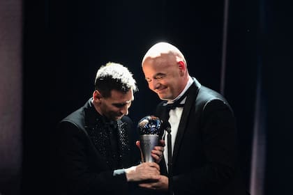 Iluminado: Lionel Messi recibe el premio FIFA The Best 2023 de manos del presidente de la FIFA, Gianni Infantino