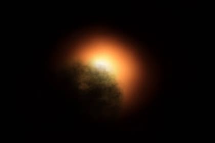Ilustración de la nube de polvo ocultando el brillo de Betelgeuse, partiendo de una imagen real tomada a finales de 2019 por un instrumento del Very Large Telescope del Observatorio Europeo Austral (ESO, ESA/Hubble, M. Kornmesser)