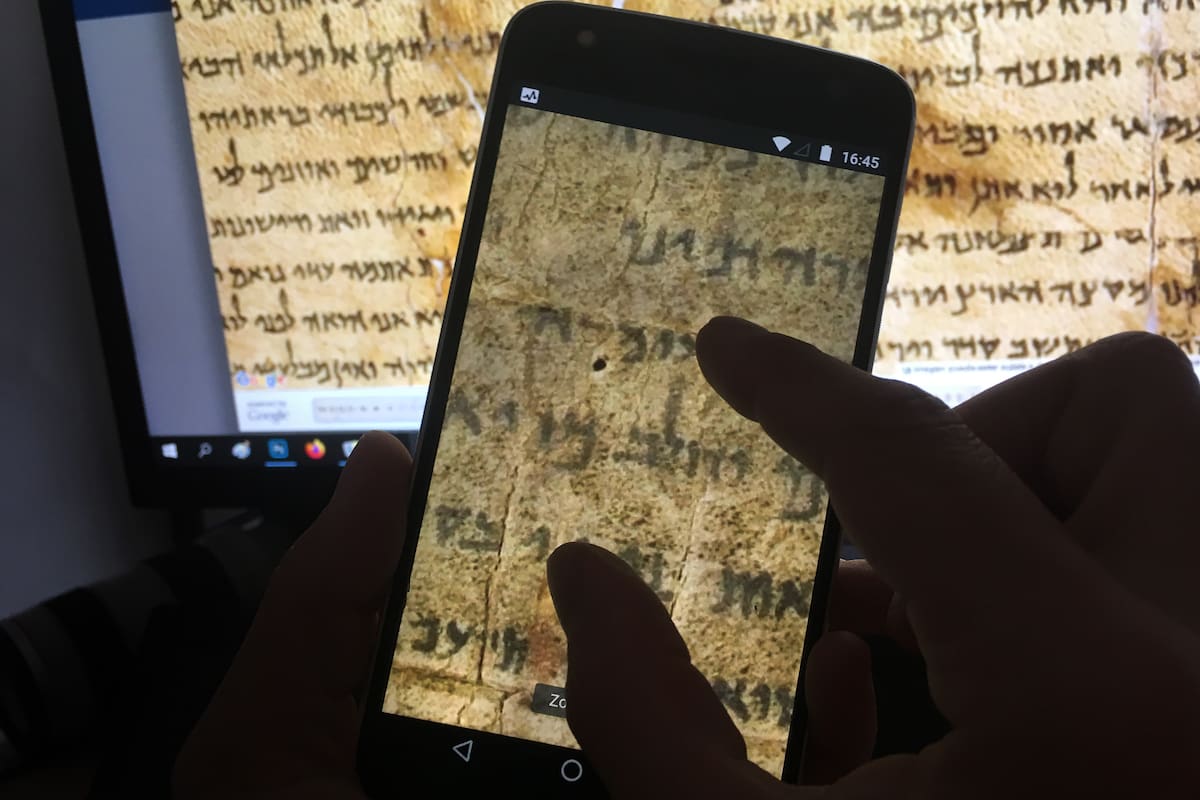 Ilustración de la vista por Google Arts And Culture de los Rollos del Mar Muerto con realidad aumentada