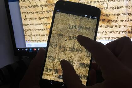 Ilustración de la vista por Google Arts And Culture de los Rollos del Mar Muerto con realidad aumentada