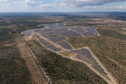 Image of Galp’s solar power plant with rendering of Powin’s new battery installation. (Photo: Business Wire)
