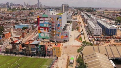 Imagen aérea actual del Barrio Mugica; Desde 2015, el GCBA puso en marcha un proyecto que implicó construcción de infraestructura y viviendas, entre otras mejoras