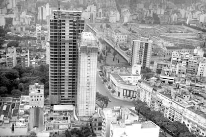 Imagen aérea de la Penitenciaría Nacional poco antes de ser demolida, en la que puede observarse el desarrollo edilicio del barrio