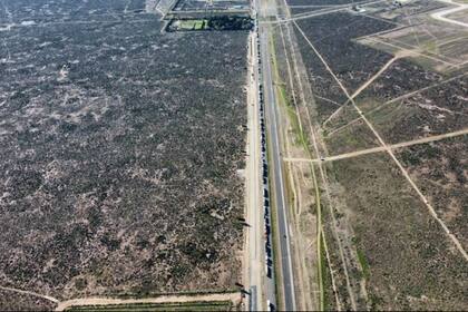 Imagen aérea de las colas de vehículos que provoca el corte de ruta en el acceso norte de Trelew.