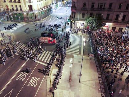 Imagen aérea del operativo policial y la protesta, en la esquina de Rivadavia y Callao