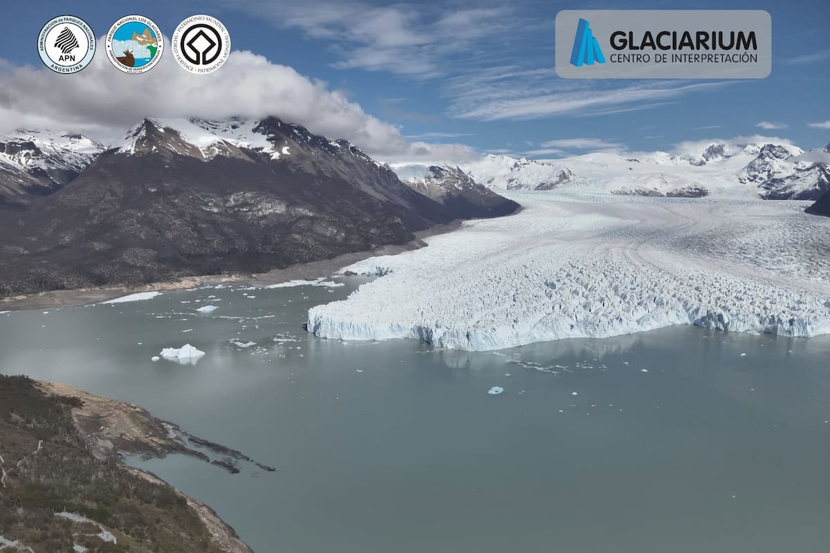 Imagen area del glaciar Perito Moreno tomada el 29 de septiembre del 2026 que muestra la forma en que la masa de hielo se aleja cada vez más de la costa, PNLG, Santa Cruz