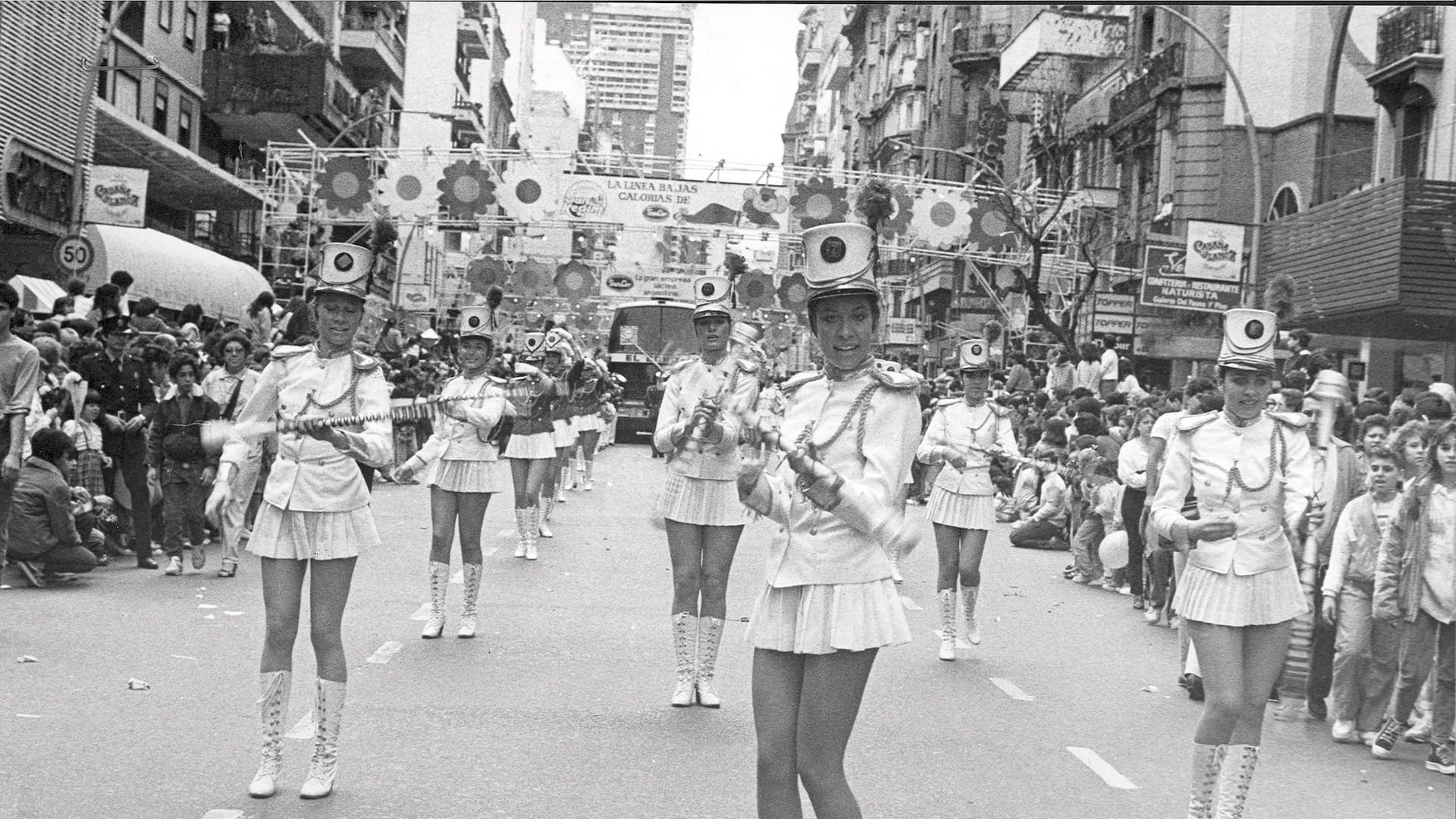 Imagen captada el 21 de septiembre de 1986 durante el desfile de carrozas por la Avenida Santa Fe por el Día de la Primavera.