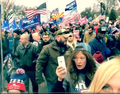 Imagen capturada de un video de Sherri Edwards Cox donde aparece Sandra Atkinson (gorra azul)