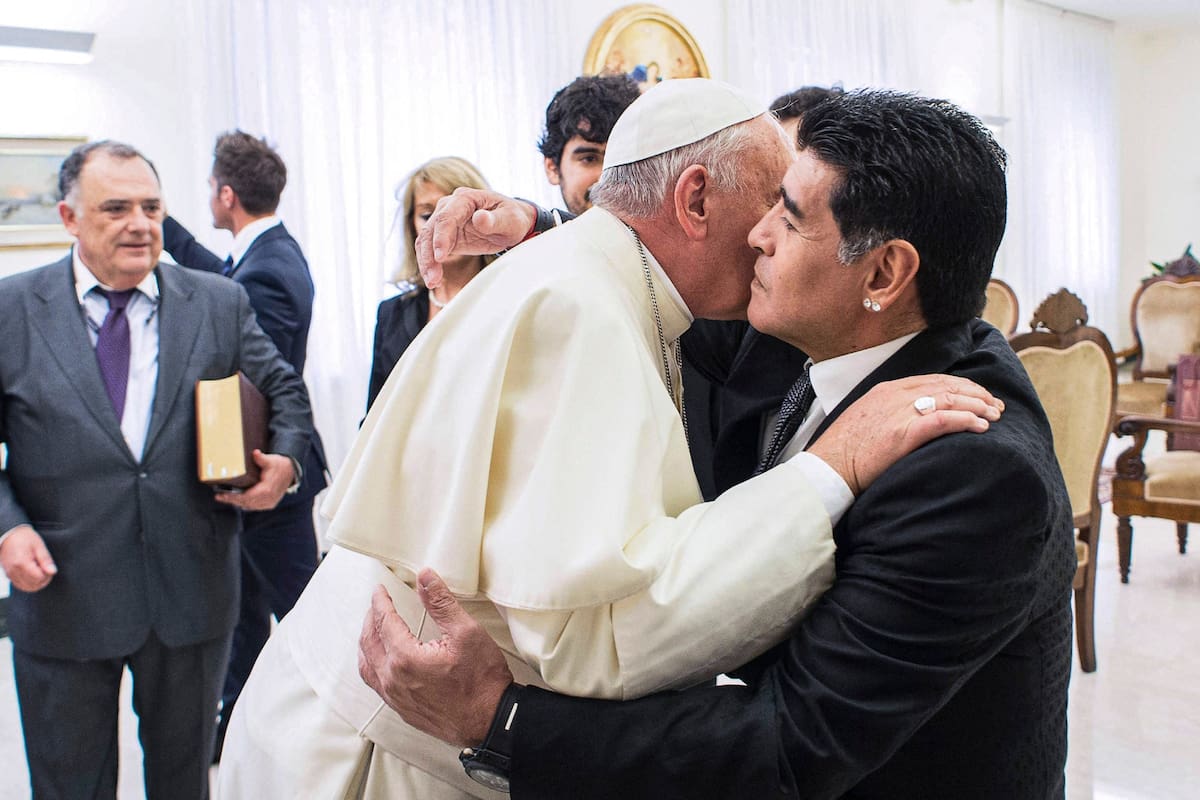 Imagen cedida por el diario oficial del Vaticano, LOsservatore Romano, el 4 de septiembre del 2014, del papa Francisco durante su reunión con el exjugador de fútbol argentino Diego Armando Maradona (izda), durante una audiencia privada celebrada en Ciudad del Vaticano, el 4 de septiembre del 2014.