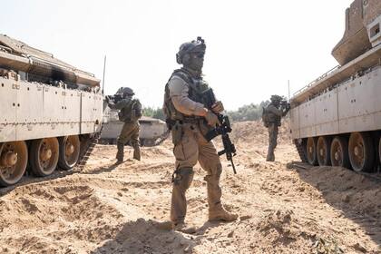 Imagen cedida por las Fuerzas de Defensa de Israel el 2 de noviembre de 2023 de tropas israelíes realizando operaciones terrestres en la Franja de Gaza