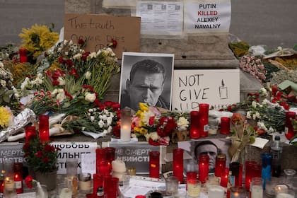 Imagen de archivo de flores y velas depositadas en recuerdo al opositor ruso Alexei Navalni.