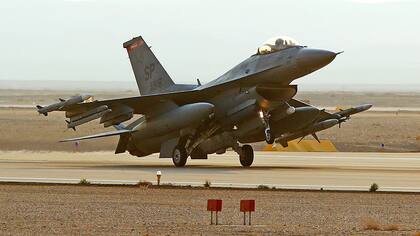 Imagen de archivo de un caza F-16 como el utilizado para derribar un objeto no identificado el domingo.