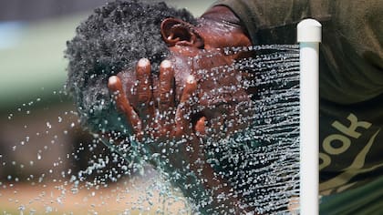 Imagen de archivo de una persona que trata de librarse del calor en Richardson, Texas; las temperaturas en el estado llegaron a niveles récod para el inicio de la primavera