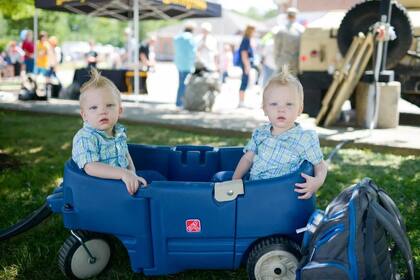 Imagen de archivo del 5 de agosto de 2017: Noah y Owen Jury, de 20 meses de Cleveland, se sientan a la sombra durante el 42 ° Festival anual Twins Days en Twinsburg, Ohio. (Foto: Dustin Franz - AFP)