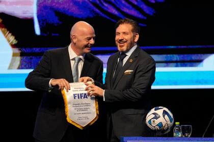 Imagen de archivo. El presidente de la FIFA Gianni Infantino (izquierda) entrega un banderín al líder de la CONMEBOL (AP Foto/Jorge Saenz)