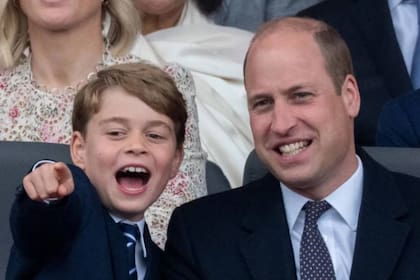 (Imagen de archivo) El príncipe William junto a su hijo mayor, George