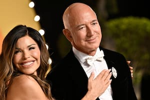 Imagen de archivo que muestras a Lauren Sánchez y Jeff Bezos en la fiesta de los premios Oscar de Vanity Fair; el magnate y su prometida fueron confundidos con una pareja muy parecida en Cannes (Foto de Evan Agostini/Invision/AP Archivo)