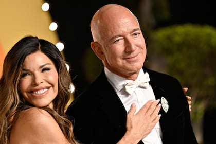 Imagen de archivo que muestras a Lauren Sánchez y Jeff Bezos en la fiesta de los premios Oscar de Vanity Fair; el magnate y su prometida fueron confundidos con una pareja muy parecida en Cannes (Foto de Evan Agostini/Invision/AP Archivo)