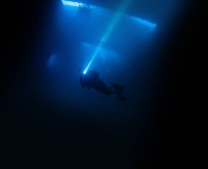 Imagen de buzo en plena inmersión, captada por Facundo Mior, fotógrafo submarino e instructor de buceo