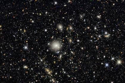 Imagen de campo profundo del Dark Energu Survey. Cada punto es una galaxia