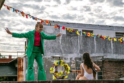 Imagen de Carne y hueso, aquella maravillosa performance que también se expandía por la terraza de la viaje sala. En la actual del Abasto, ahora hay una gran terraza que da a la calle Gallo y al jardín del fondo en donde hay también una parrilla