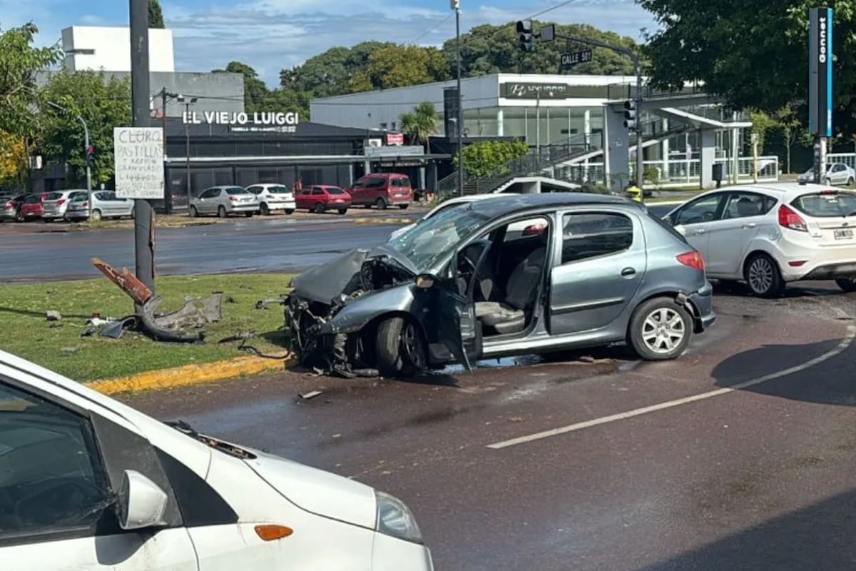 Imagen de cómo quedó el auto tras chocar con el poste.
