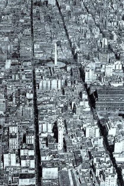 Imagen de cuando ya se había construido el Obelisco pero aún la avenida 9 de Julio no existía