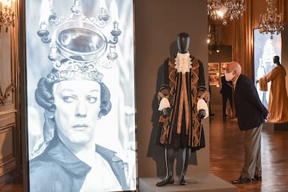 Imagen de Donald Sutherland caracterizado como Casanova y el traje que usó en el film, en la muestra del Museo de Arte Decorativo