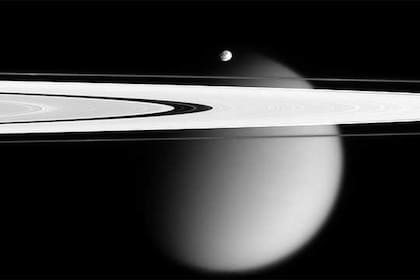 Imagen de dos de los satélites de Saturno: Titán (el grande) y Epimeteo (pequeño, en el centro)