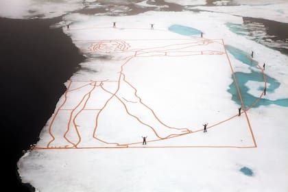 Imagen de El hombre de Vitruvio dibujada en el Polo Norte por John Quigley, en 2011