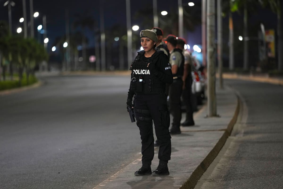 Imagen de hace dos años, en mayo de 2024: La Policía hace guardia entre dos carriles, durante el inicio del toque de queda decretado para reducir la ola de violencia en Manta, provincia de Manabí, Ecuador